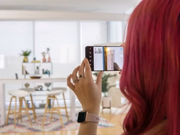  Camera zoom cận cảnh hơn: So sánh giữa Samsung Galaxy S20 và iPhone có thể thấy, camera của Galaxy S20 có thể phóng to hơn so với iPhone 11 và 11 Pro. Galaxy S20 và S20+ có zoom quang lên tới 3X và zoom kỹ thuật số lên tới 30X, trong khi Galaxy S20 Ultra có zoom quang lên tới 10X và zoom kỹ thuật số lên tới 100X. Ảnh: BI 