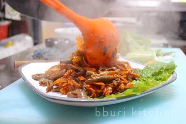 Tại Hàn Quốc và Nhật Bản, đây là đặc sản trên bàn nhậu với vị khá dai, mặn và ngon đến không ngờ.