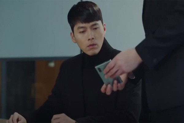 Một trong số những chi tiết tuy nhỏ nhưng lại khiến không ít khán giả xuýt xoa ghen tị phải kể đến là loạt tin nhắn được đại úy Ri gửi đến nhân vật Yoon Se Ri trong suốt 1 năm cặp đôi xa nhau.