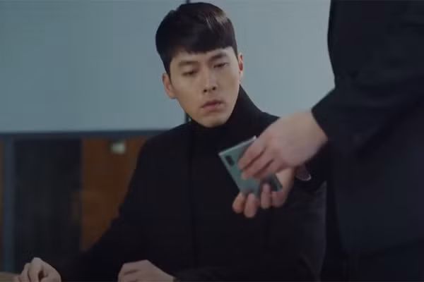 Một trong số những chi tiết tuy nhỏ nhưng lại khiến không ít khán giả xuýt xoa ghen tị phải kể đến là loạt tin nhắn được đại úy Ri gửi đến nhân vật Yoon Se Ri trong suốt 1 năm cặp đôi xa nhau.