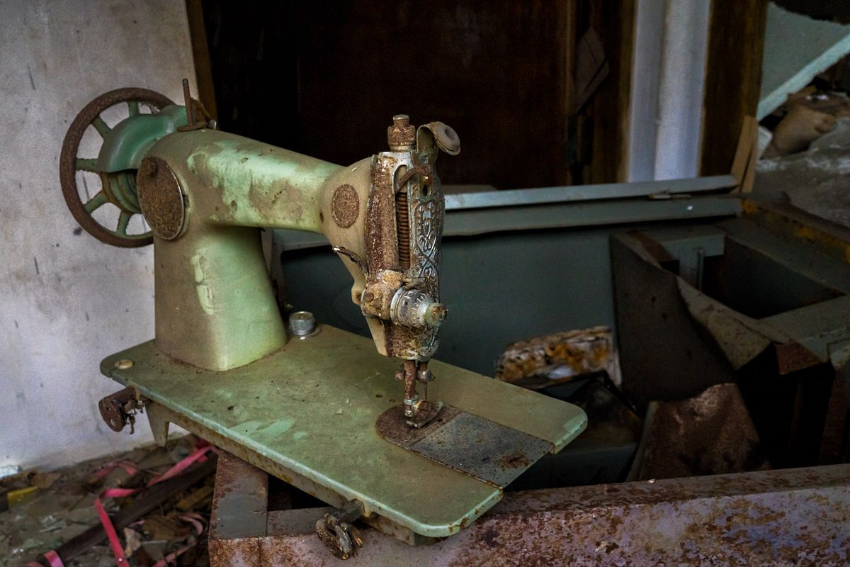 Bên trong tòa nhà bê tông ba tầng xám xịt, không cửa sổ tràn ngập những tấm nệm, ghế và nhiều thiết bị khác nhau.