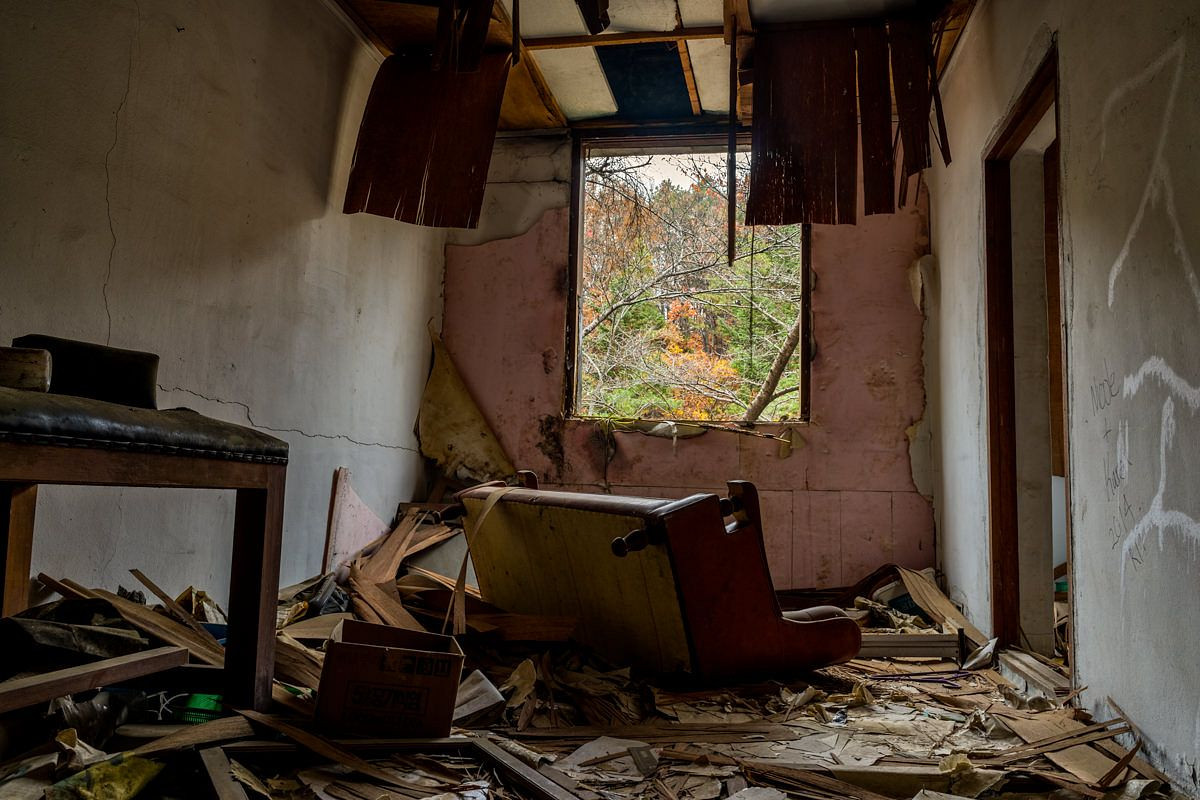 Những món đồ bị quên lãng do các bệnh nhân trước đây bỏ lại hay được những người cư trú trái phép mang đến sau này, mang đến cho bệnh viện Gonjiam một không khí kỳ dị, và như giúp khẳng định tin đồn về việc nơi này bị ám.