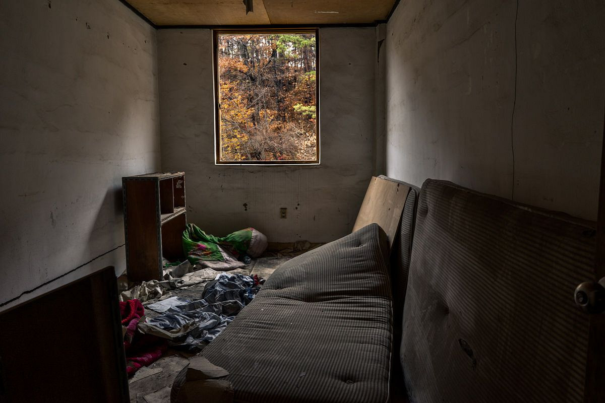 Nhiều tin đồn cho rằng bệnh viện tâm thần Gonjiam là nơi chôn cất hài cốt của quân dân Hàn Quốc bị giết trong chiến tranh chống Đế quốc Nhật Bản. Ngoài ra, chính phủ độc tài trong quá khứ còn sử dụng địa điểm này để tra tấn những người bất đồng ý kiến, không phục tùng hay chống đối lại cơ quan chức năng.