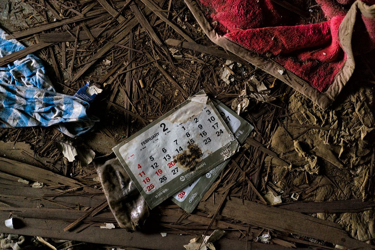 Tất cả mọi thứ đều bị bỏ lại với nhiều góc độ, hình dáng khác nhau.