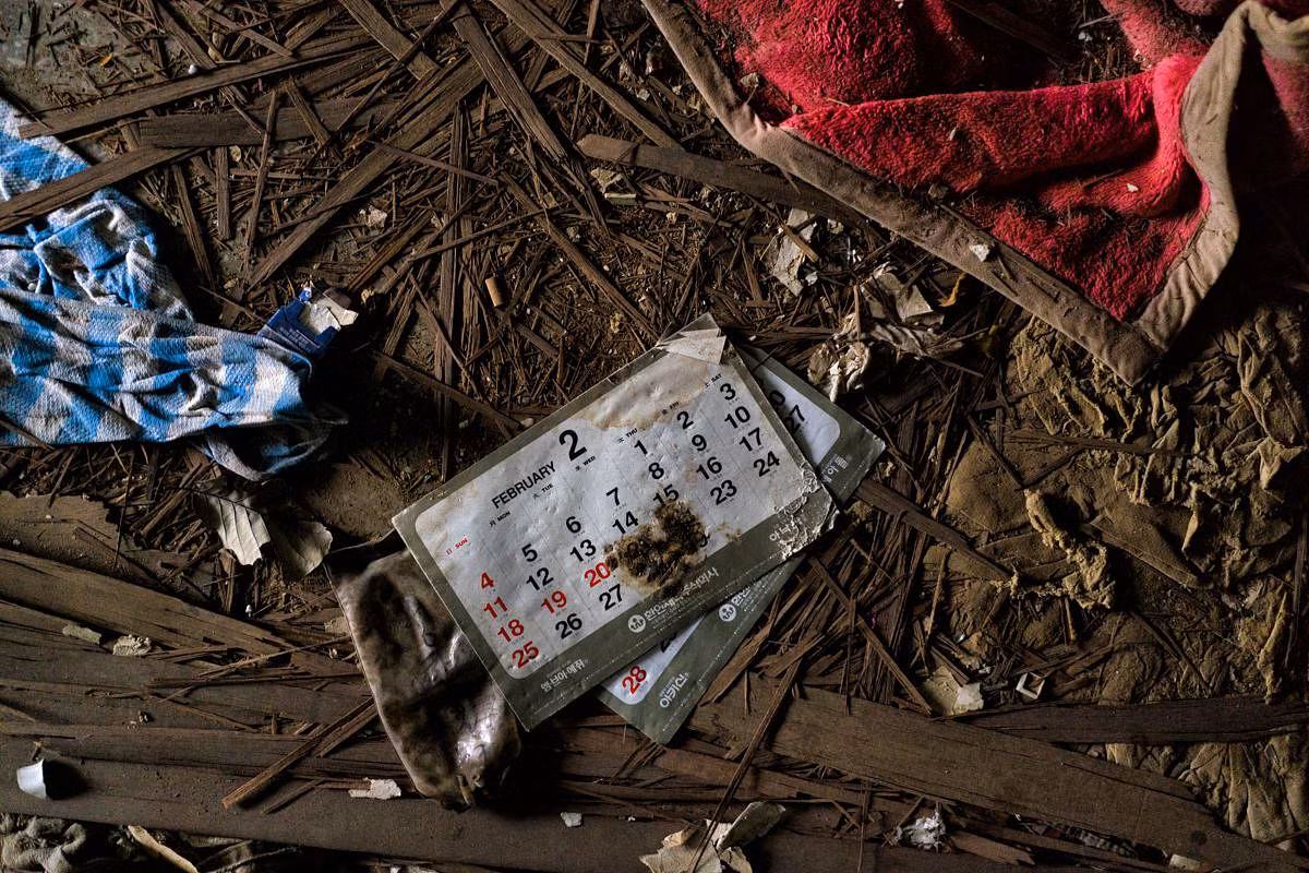 Tất cả mọi thứ đều bị bỏ lại với nhiều góc độ, hình dáng khác nhau.