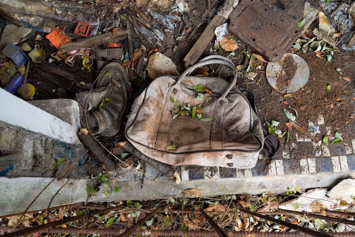 Bị bỏ hoang trong thời gian dài, bệnh viện Gonjiam bị xuống cấp trầm trọng, tất cả mọi thứ bên trong đều bị thiên tai phá hủy. Xung quanh bệnh viện lúc nào cũng bị bao trùm bởi không khí ảm đạm khiến người ta không dám đến gần.