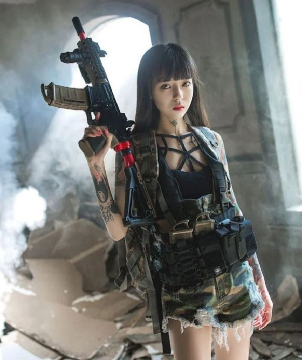 Khi hotgirl xăm trổ nóng bỏng cosplay PUBG.