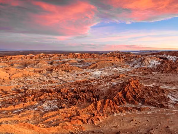 Điểm đặc biệt nhất của hoang mạc Atacama là địa hình khá giống với sao Hỏa. Mặc dù nhiệt độ ở Atacama không hạ xuống mức thấp như trên sao Hỏa nhưng đất đai ở đây cũng có màu gỉ sét giống như bề mặt hành tinh Đỏ.