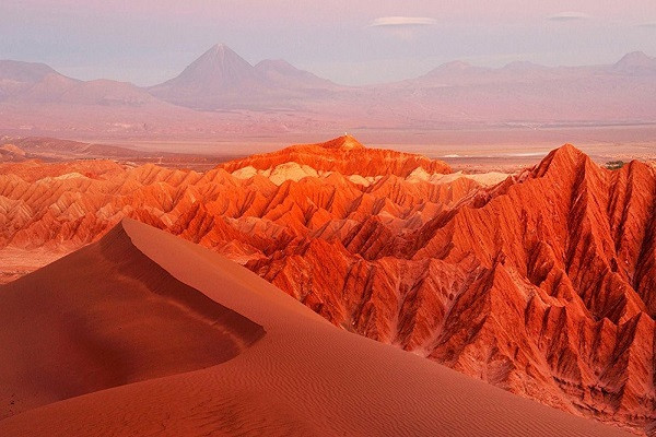 Nhiệt độ ở sa mạc Atacama vào mỗi thời điểm trong ngày có sự chênh lệch lớn. Ban ngày nhiệt độ khoảng 40 độ C trong khi vào ban đêm nhiệt độ giảm xuống còn khoảng 4 độ C.