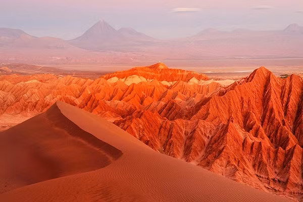 Nhiệt độ ở sa mạc Atacama vào mỗi thời điểm trong ngày có sự chênh lệch lớn. Ban ngày nhiệt độ khoảng 40 độ C trong khi vào ban đêm nhiệt độ giảm xuống còn khoảng 4 độ C.