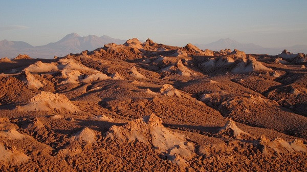 Bởi lẽ địa hình tại Atacama hoàn toàn tương phản với nhau: những ngọn đồi toàn đá, đá núi lửa và những cồn cát trải dài. Diện tích rộng lớn 181.300 m2 nhưng chỉ nhận được lượng mưa không quá 1 mm/năm.