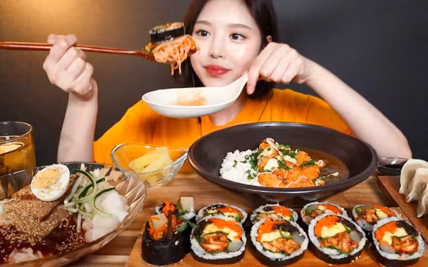 Moon Bokhee là một trong những nữ YouTuber mukbang đình đám nhất ở Hàn Quốc.