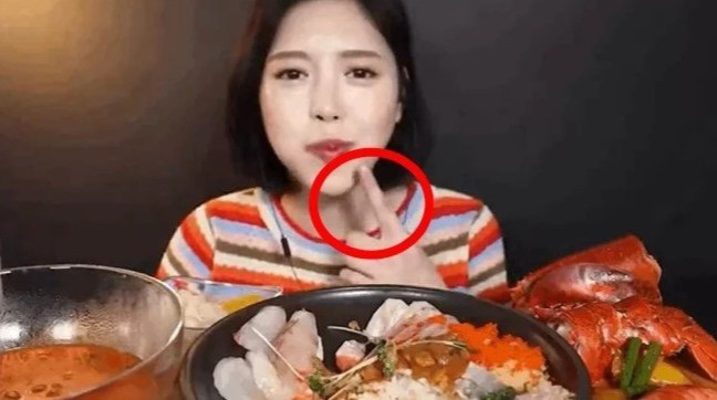 Gần đây nhất, cô liên tục vướng phải "phốt" khi bị netizens xứ Trung tố là "giả vờ ăn" để đánh lừa người xem trong các video.