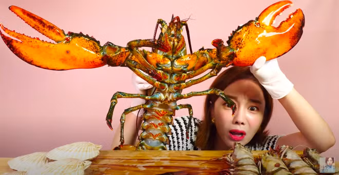 Trước làn sóng chỉ trích, "thánh ăn Hàn Quốc" vẫn không đưa ra bất cứ bình luận hay giải thích nào. Mời quý độc giả đón xem thêm video YouTuber Hàn Quốc xin lỗi vì mặc áo dài không quần - Nguồn: VTC NOW