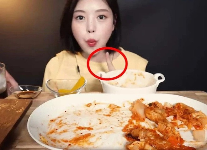 Tuy nhiên, Moon Bokhee cũng gắn với không ít tai tiếng trong suốt quá trình làm YouTuber mukbang của mình.