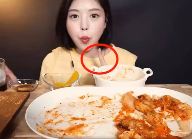 Tuy nhiên, Moon Bokhee cũng gắn với không ít tai tiếng trong suốt quá trình làm YouTuber mukbang của mình.