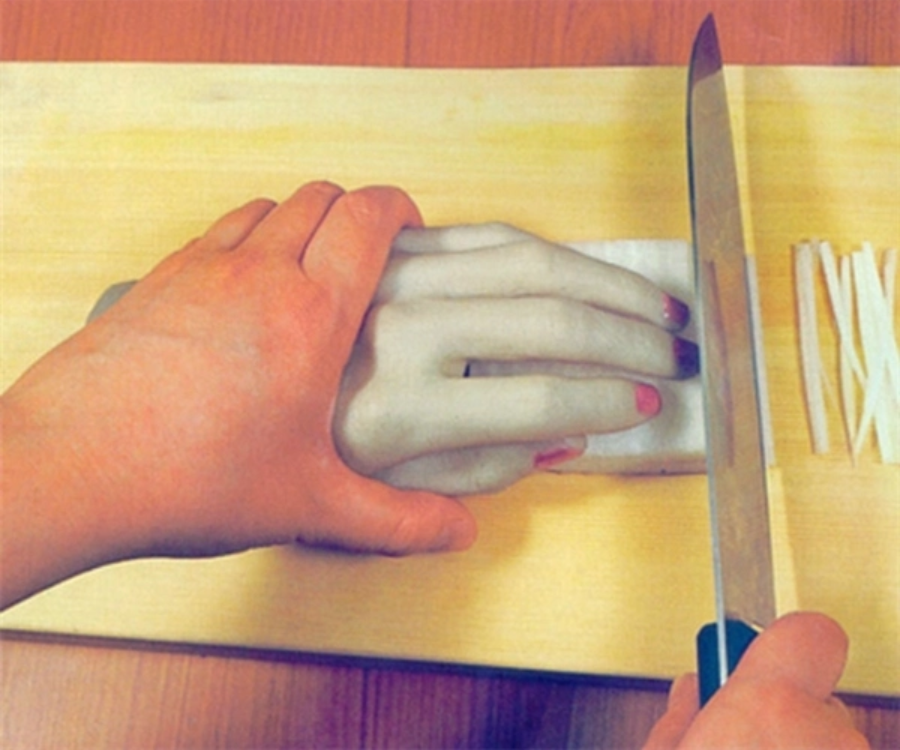 Nhìn hơi ghê nhưng bàn tay giả này giúp các bà nội trợ có thể cầm nắm nguyên liệu mà không lo cắt vào tay.