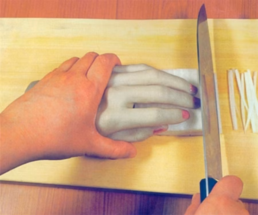 Nhìn hơi ghê nhưng bàn tay giả này giúp các bà nội trợ có thể cầm nắm nguyên liệu mà không lo cắt vào tay.