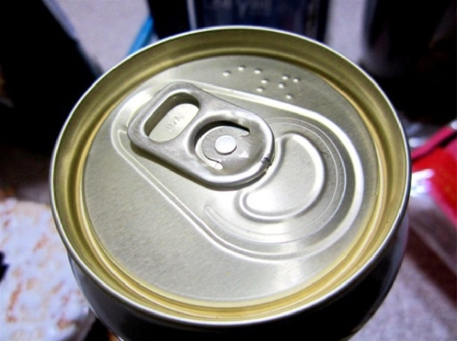 Thiết kế chữ nổi trên lon nước giúp người khiếm thị có thể đọc được vị của loại nước mình sắp uống.