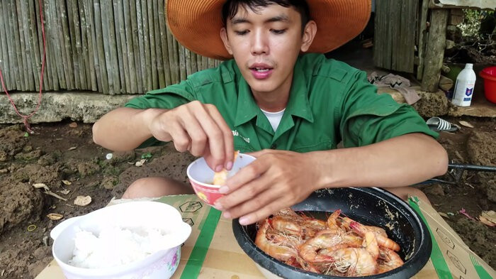 Xuất thân nghèo khó, những ngày đầu tiên làm vlog, anh chàng chỉ quay và dựng video bằng một chiếc điện thoại cũ. Vậy nên việc Sang Vlog tậu cùng lúc nhiều món đồ đắt tiền đã nhận được nhiều sự quan tâm.