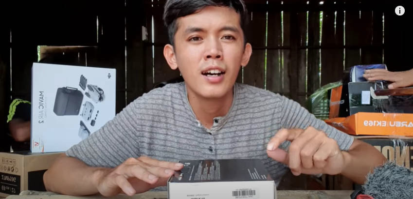 Trong một vlog được chia sẻ mới đây, Sang Vlog bất ngờ khoe vừa tậu được nhiều món đồ công nghệ mới. Theo anh chia sẻ, đây là những món đồ phục vụ cho công việc làm YouTube, để việc quay và làm video ngày càng trở nên chuyên nghiệp, chất lượng hơn.