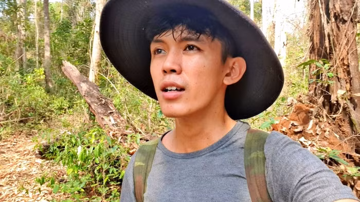 Chàng trai Nguyễn Văn Sang được ưu ái với danh xưng "YouTuber nghèo nhất Việt Nam" bởi những ngày đầu làm vlog, các clip của Sang đều được quay bằng chiếc điện thoại cũ.