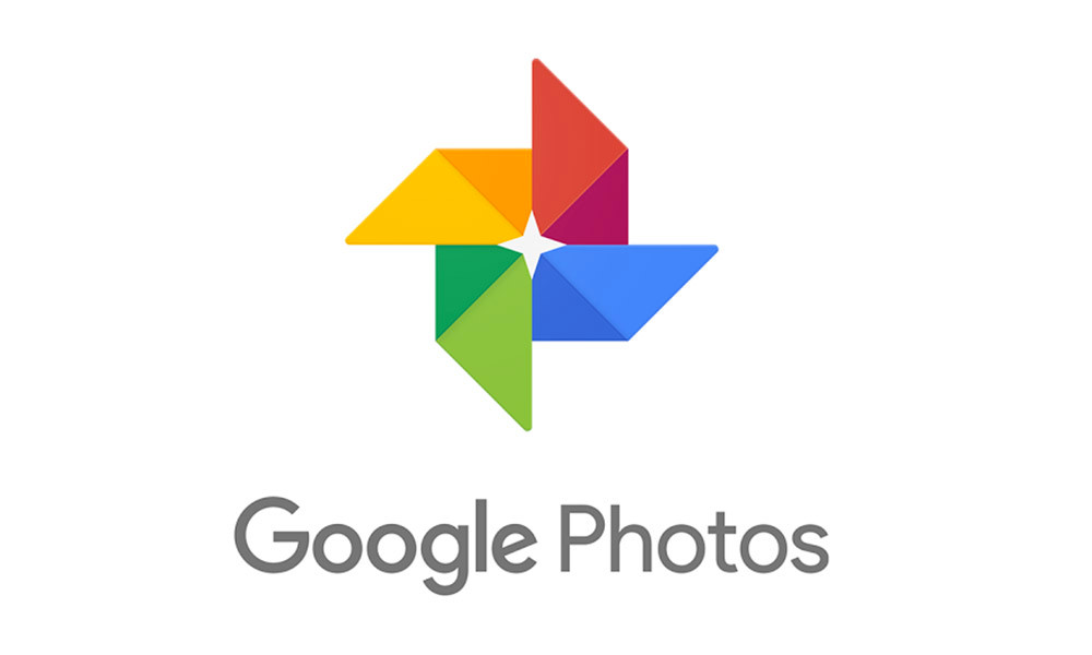 Trước Google Photos, đã có nhiều ứng dụng khác hỗ trợ cho việc upload ảnh, nổi tiếng nhất có thể kể đến là photobucket, Flickr, nhưng cả hai ứng dụng trên vẫn còn quá nhiều hạn chế. Chỉ khi Google Photos ra đời, những hạn chế trước đó mới được khắc phục, tốc độ upload nhanh hơn, hiển thị ảnh tốt hơn và không giới hạn dung lượng.