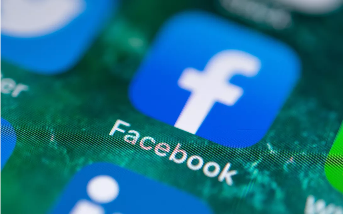 Giống như Twitter, Facebook ra mắt trước cả thập kỷ, nhưng nó đã trở thành nền tảng mạng xã hội hàng đầu trên thế giới, với gần 2,5 tỷ người dùng hoạt động. Nó cho phép bạn kết nối lại với bạn bè và các thành viên gia đình trên khắp thế giới. Tuy nhiên, giữa những vụ bê bối về quyền riêng tư của người dùng và hàng loạt tin tức giả mạo, nền tảng này đã bị giám sát gắt gao kể từ cuộc bầu cử năm 2016.