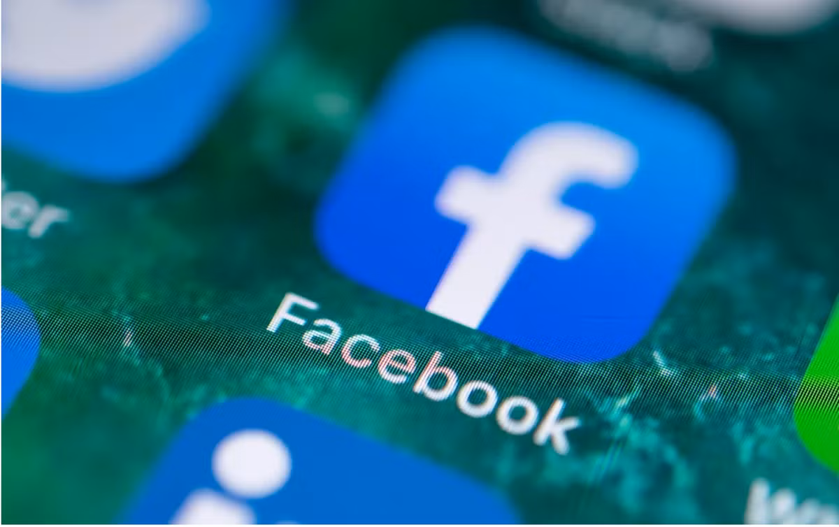 Giống như Twitter, Facebook ra mắt trước cả thập kỷ, nhưng nó đã trở thành nền tảng mạng xã hội hàng đầu trên thế giới, với gần 2,5 tỷ người dùng hoạt động. Nó cho phép bạn kết nối lại với bạn bè và các thành viên gia đình trên khắp thế giới. Tuy nhiên, giữa những vụ bê bối về quyền riêng tư của người dùng và hàng loạt tin tức giả mạo, nền tảng này đã bị giám sát gắt gao kể từ cuộc bầu cử năm 2016.