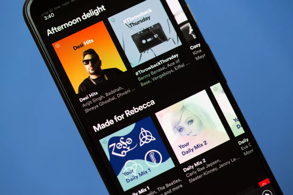 Khi ra mắt, Spotify đã có một thư viện 50 triệu bài hát khổng lồ, vượt trội so với các đối thủ cạnh tranh vào thời điểm đó. Spotify cuối cùng đã dẫn dắt Apple tạo ra dịch vụ âm nhạc của riêng mình có tênApple Music vào năm 2015, hiện cũng có quyền truy cập hơn 50 triệu bài hát.