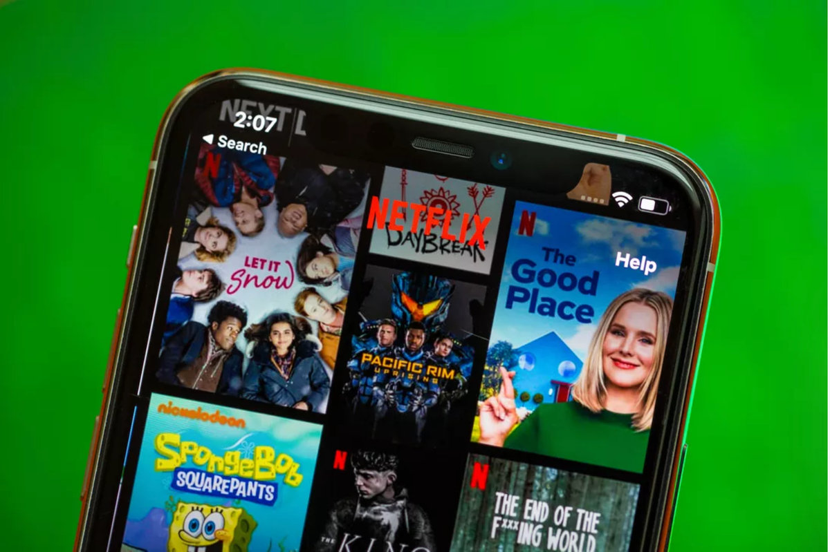 Netflix là ứng dụng phát video trực tuyến hàng đầu. Với nó, bạn có quyền truy cập vào số lượng phim và loạt phim gốc ngày càng tăng của Netflix. Các ứng dụng iOS và Android cho phép bạn tải hầu hết các chương trình hoặc phim về điện thoại của mình. Bất chấp sự cạnh tranh ngày càng gay gắt và ngày càng gia tăng, Netflix vẫn là ứng dụng phát trực tuyến mà mọi ứng dụng khác đều đánh giá đáng sử dụng nhất bây giờ.