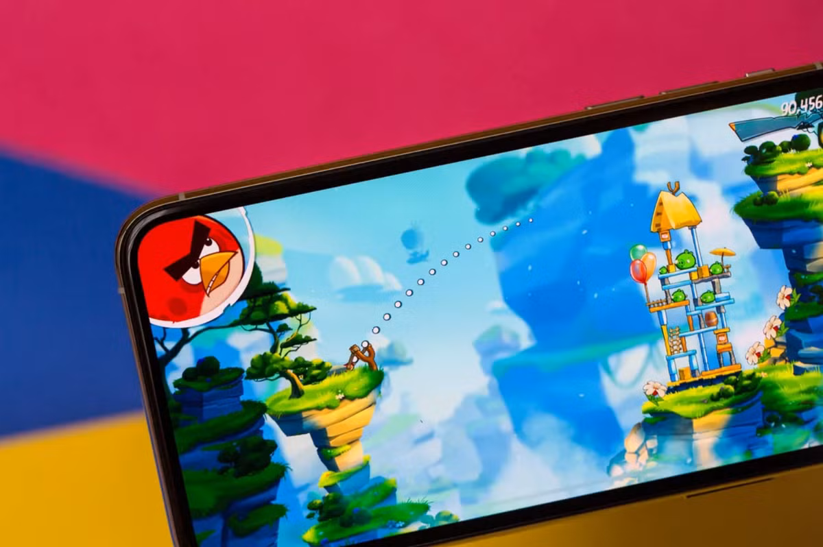 Đây là trò chơi rất phổ biến cho tới tận bây giờ. Người dùng sẽ điều khiển các chú chim điên phóng đi từ một cây súng cao su để phá huỷ các công trình.