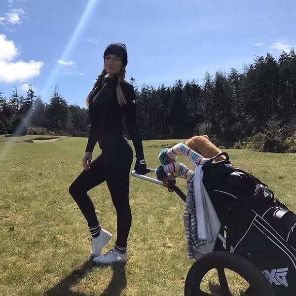 Lời bình phẩm này của Paige Spiranac lập tức gây bão với những người chơi golf thường dùng xe đẩy để di chuyển túi đựng gậy đánh golf trên sân. Nữ golf thủ 27 tuổi phải nhận về "cơn mưa" chỉ trích, trong đó bao gồm cả những lời dọa giết dù đây chỉ là một câu nói đùa.
