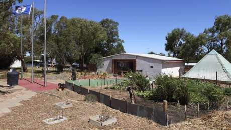 Trong vài thập kỷ qua, ngành du lịch đã trở thành một trong những nguồn thu chính của Công quốc Hutt River, đặc biệt là nước này đã được biết đến nhiều hơn trên thế giới trong 15 năm qua nhờ sự phát triển của mạng Internet.