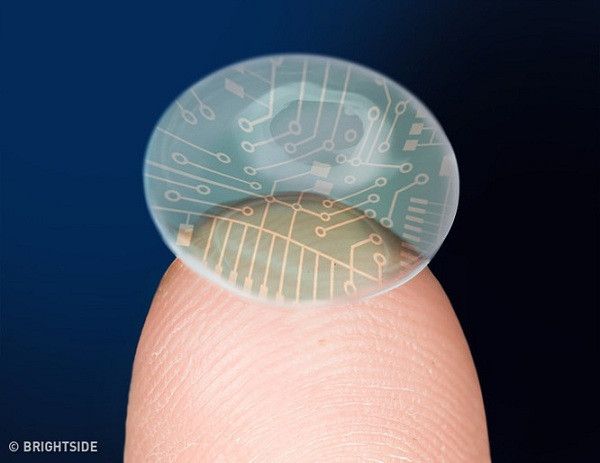 Một phiên bản kính áp tròng khác được phát triển với mạch điện tử và đèn chiếu có khả năng hiển thị thông tin ra bên ngoài.