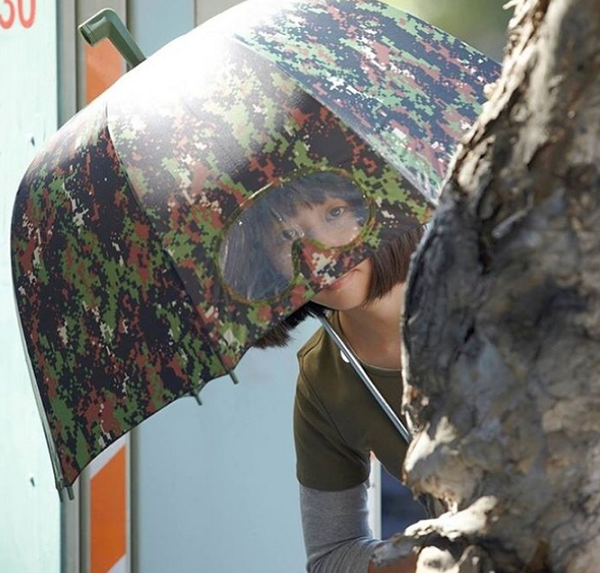 Còn đây là chiếc ô ''cân'' hết mọi thể loại gió, mưa, bão. Phần vòm kéo xuống thấp che kín phần đầu và vai, còn có một ô nhỏ trong suốt hình chiếc kính giúp bạn có thể nhìn thấy bên ngoài khi di chuyển.