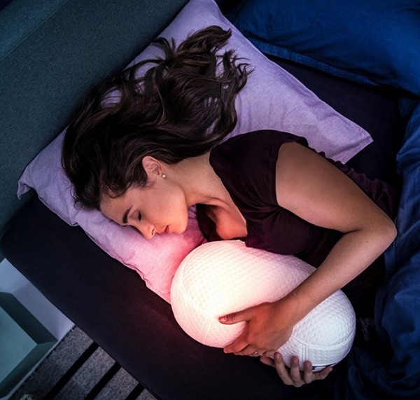 Gối Somnox thực chất là một con robot tạo ra âm thanh nhẹ nhàng, đồng bộ với hơi thở giúp bạn ngủ ngon.