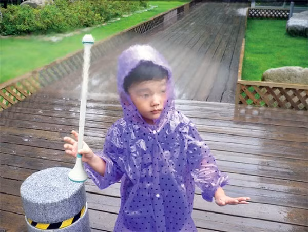 Nghe có vẻ vô lý nhưng chiếc ô vô hình là hoàn toàn có thật. Thiết bị này sử dụng động cơ điều chỉnh luồng không khí phía trên trông như một bức màn vô hình, ngăn mưa rơi xuống người cầm ô.