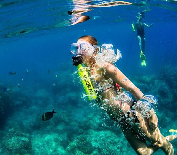 Chỉ cần bơm đầy không khí và gắn vào miệng, chiếc bình nhỏ nhưng có võ này có thể giúp bạn thỏa sức vùng vẫy dưới nước trong thời gian tối đa 10 phút.