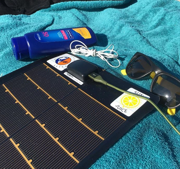 Bộ sạc năng lượng mặt trời này là phát minh độc đáo của con người. Bạn có thể mang theo nó và sạc điện thoại, máy tính ở mọi nơi có ánh sáng mặt trời, chẳng lo mất điện.