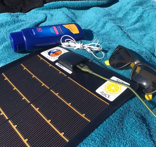 Bộ sạc năng lượng mặt trời này là phát minh độc đáo của con người. Bạn có thể mang theo nó và sạc điện thoại, máy tính ở mọi nơi có ánh sáng mặt trời, chẳng lo mất điện.