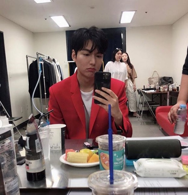 Trước đó, "quân vương bất diệt" từng chia sẻ hình ảnh seflie cùng chiếc điện thoại dòng Plus của Apple.