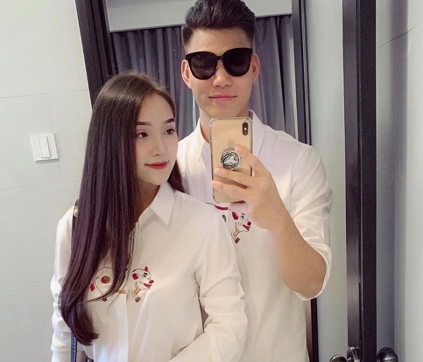 Tiền vệ Văn Thanh diện áo đôi cùng bạn gái Bảo Trân, selfie bằng chiếc iPhone XS Max phiên bản gold. Ảnh: Zing
