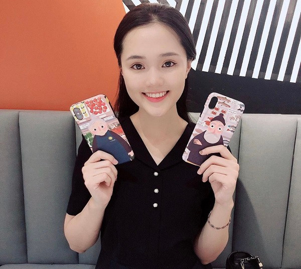 Tháng 5/2019 Quỳnh Anh từng khoe ảnh mua ốp điện thoại đôi cùng Duy Mạnh. Trong ảnh, có thể thấy cả hai sử dụng iPhone XS Max. Ảnh: Instagram NV