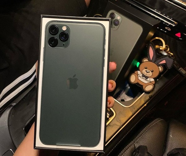 Dường như là một “fan chân chính” của Apple, chưa đầy 24h sau khi Apple chính thức mở bán vào tháng 9 vừa qua, trung vệ Bùi Tiến Dũng đã sắm ngay chiếc iPhone 11 Pro Max bản xanh rêu tặng cho vợ Khánh Linh, khiến cư dân mạng không khỏi xuýt xoa ghen tị với cô nàng. Ảnh: Zing