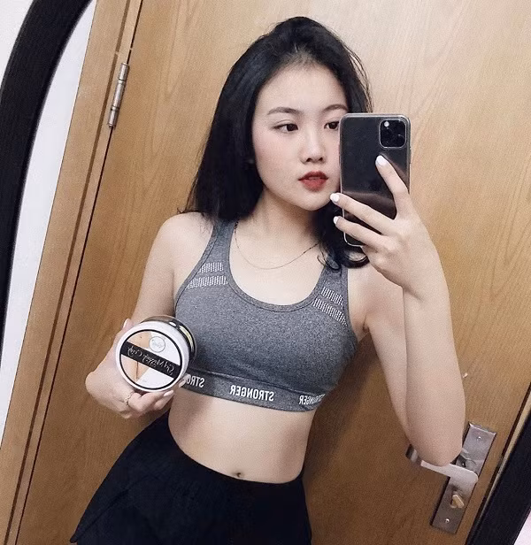 Trong khi đó, các fans tinh ý phát hiện Hoàng Anh Ốc – bạn gái của Văn Hậu dùng điện thoại đôi với nam cầu thủ qua loạt ảnh được cô nàng chia sẻ trên mạng xã hội. Ảnh: Instagram NV