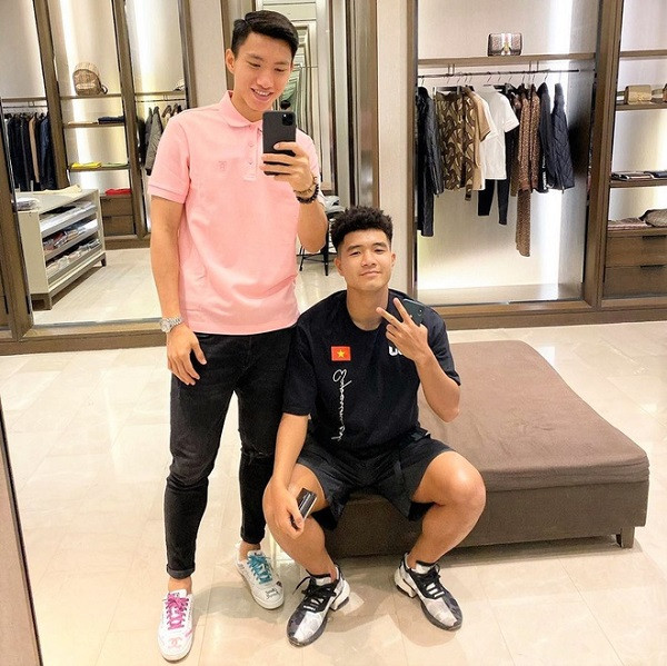 Hậu vệ điển trai Đoàn Văn Hậu sử dụng iPhone 11 Pro Max – phiên bản iPhone mới nhất của Apple ra mắt tháng 9/2019. Văn Hậu từng chia sẻ hình ảnh selfie cùng cậu bạn Hà Đức Chinh tại một cửa hàng thời trang trong thời gian tham dự SEA Games 2019 tại Philippines. Trên tay Đức Chinh đang cầm chiếc điện thoại iPhone X, được cho là “dế yêu” của anh chàng. Ảnh: Instagram NV