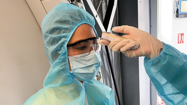 Tất cả mọi người đều đo thân nhiệt trước khi khởi hành.