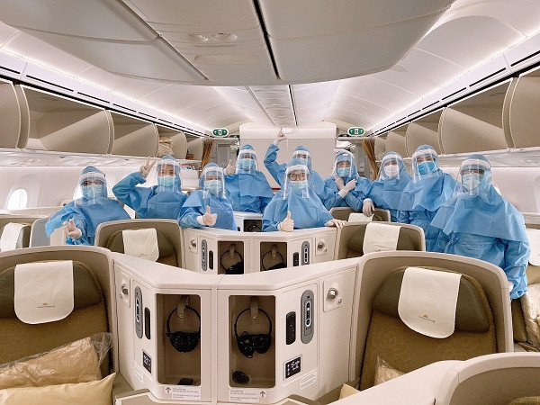 Phi hành đoàn thể hiện tinh thần hăng hái trên các chuyến bay Vietnam Airlines.