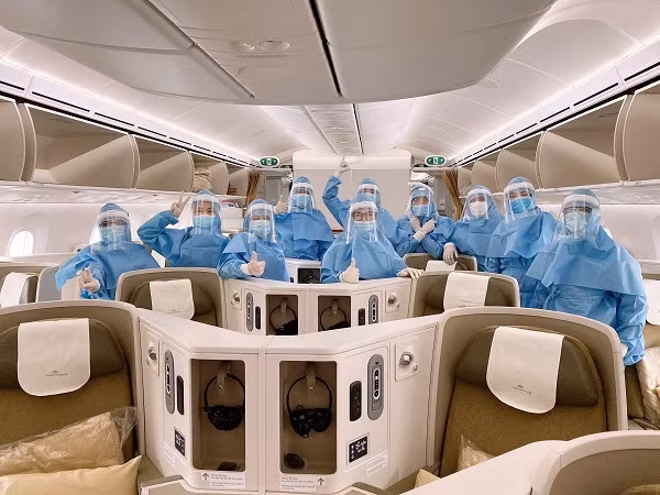 Phi hành đoàn thể hiện tinh thần hăng hái trên các chuyến bay Vietnam Airlines.